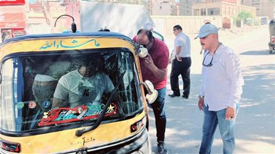 مصادرة مكبرات الصوت والتصدي للباعة الجائلين ورفع الإشغالات بشوارع غرب المنصورة 