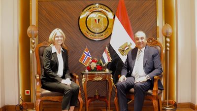 وزير قطاع الأعمال وسفيرة النرويج يوقعان اتفاق تنفيذ مشروع محطة طاقة شمسية بنجع حمادي