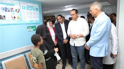 محافظ أسوان يتابع العمل بمنظومة التأمين الصحى الشامل في مستشفى المسلة التخصصى (صور)