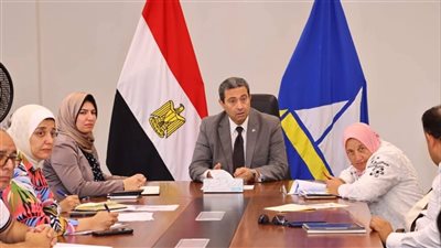 محافظ دمياط يبحث مستجدات مشروعات الطرق والكباري (صور)