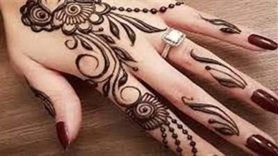 تفسير رؤية نقش الحناء في المنام وعلاقتها بسماع أخبار سارة قريبا 