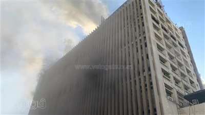 الحماية المدنية تدفع بـ 6 سيارات إطفاء إلى موقع حريق سنترال رمسيس (فيديو وصور)