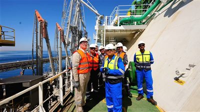 وزير البترول يتفقد سفينتي استقبال الغاز الطبيعي بالعين السخنة