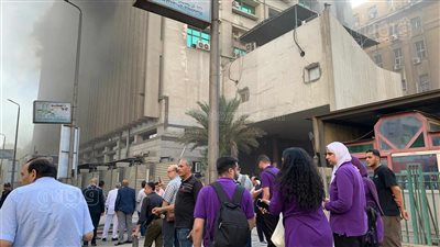 تحويلات مرورية بوسط البلد بعد نشوب حريق في سنترال رمسيس (فيديو وصور)