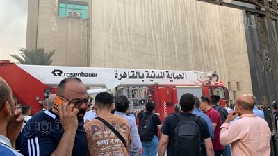 إخلاء مبنى سنترال رمسيس من الموظفين والنيران تحاصر بعضهم داخل الغرف (صور)