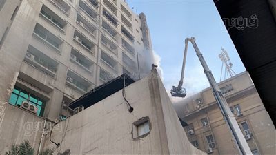 الحماية المدنية تنقذ 4 موظفين عالقين داخل المكاتب في حريق سنترال رمسيس (فيديو وصور)