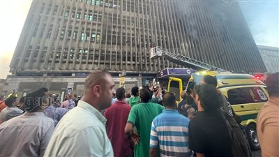 بكشاف الهاتف، شاهد كيف أنقذ موظف نفسه من حريق سنترال رمسيس (فيديو)