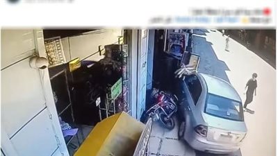 الداخلية تكشف ملابسات فيديو اصطدام سيارة تقودها سيده بفاترينة ودراجة نارية في أسيوط