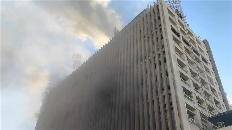 استمرار تصاعد الأدخنة