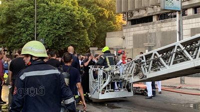 وسط النيران والادخنة، مشاهد جديدة من إنقاذ العالقين في مبنى سنترال رمسيس المشتعل (فيديو)