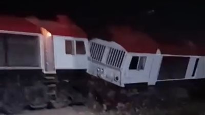 خروج قطار مطروح الإسكندرية عن القضبان وأهالي عبد القادر يهرولون لنجدة الركاب (صور)