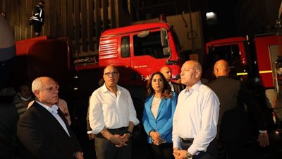 وزيرة التنمية المحلية تتابع مع محافظ القاهرة عمليات السيطرة على حريق سنترال رمسيس