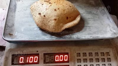 لم تتأثر بحريق سنترال رمسيس.. انتظام صرف الخبز والمقررات التموينية بأسوان (صور)