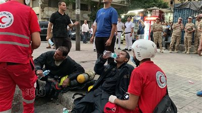 بعد تعرضهم للاجهاد، الهلال الأحمر يقدم المساعدة لرجال الإطفاء في محيط حريق سنترال رمسيس (فيديو)