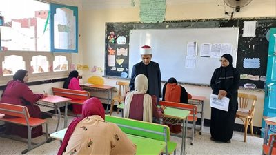 رئيس منطقة الإسماعيلية يتفقد لجنة فايد المشتركة خلال امتحان البلاغة بالثانوية الأزهرية (صور) 