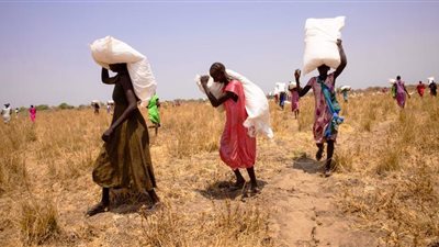 مع تزايد حدة الجوع، برنامج الأغذية العالمي ينزل المساعدات جوا في جنوب السودان 