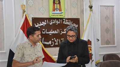 نائب محافظ الوادي الجديد تطمئن على عودة خدمات الخطوط الساخنة لمرافق الطوارئ