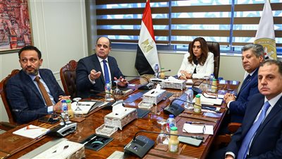 وزيرة التنمية المحلية تتابع جهود تحسين مستوي النظافة العامة بمحافظتي القاهرة والجيزة