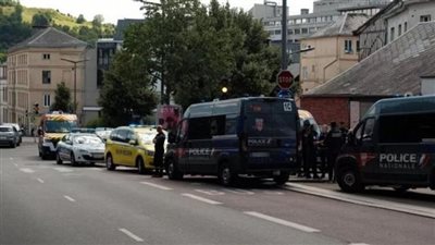 أصاب ضابط شرطة، فوضى في سباق فرنسا للدراجات بسبب رجل يحمل سكينًا