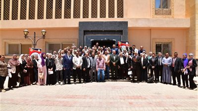 وحدة التضامن الاجتماعي بجامعة الوادي الجديد تكرم أوائل الكليات 