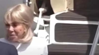 زوجة ماكرون تتجنب مصافحته أثناء نزولهما من الطائرة أثناء زيارة إلى لندن(فيديو)