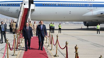 مدبولي يستقبل رئيس مجلس الدولة الصيني بمطار القاهرة الدولي (صور) 