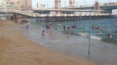إقبال ضعيف على شواطئ الاسكندرية ورفع الرايات الصفراء والخضراء 