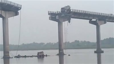 انهيار جسر بالهند يودي بحياة 10 أشخاص ويغرق عددا من المركبات (فيديو)