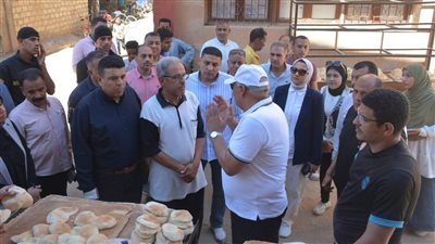 محافظ الوادي الجديد يتفقد مخابز الخارجة ويحرر محضر نقص وزن