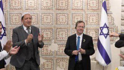 صاحب مقولة «الله ليس أكبر وفرنسا أكبر» يثير الغضب مجددًا.. إمام مسجد باريس يغني نشيد إسرائيل في حضرة هرتسوج.. حسن شلغومي يصطحب أئمة أوروبا لزيارة الكيان.. وارتدى قبعة اليهود أمام حائط المبكى