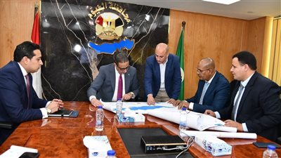 محافظ الفيوم يتسلم التقرير النهائي لدراسة الاستخدام الأمثل للأراضي جنوب بحيرة قارون 