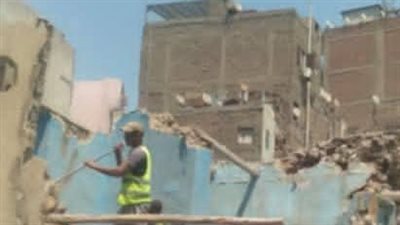 بدء إزالة العقارات الآيلة للسقوط في السيدة زينب (صور)