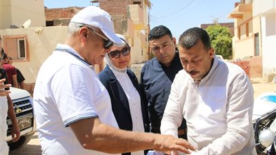 محافظ الوادي الجديد يتابع أعمال رفع كفاءة الطرق بأحياء الخارجة القديمة 