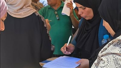 عضوات النادي الإسماعيلي يوقعن استمارات سحب الثقة رغم غلق الأبواب (صور) 