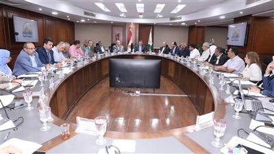 محافظ الجيزة يناقش خطط تطوير المناطق الصناعية بعرب أبو ساعد وجرزا