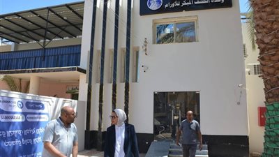 نائب محافظ الوادي الجديد تتفقد وحدة الكشف المبكر للأورام بالخارجة 