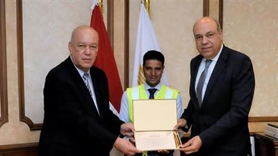 أعاد مشغولات ذهبية بـ 2.5 مليون جنيه، وزير الطيران يكرم موظفًا بمطار القاهرة
