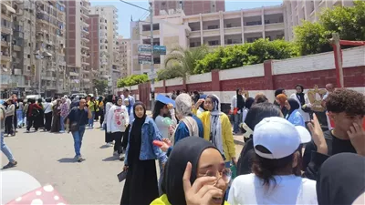 توافد طلاب الثانوية العامة بالدقهلية على اللجان في ختام ماراثون الامتحانات (صور)