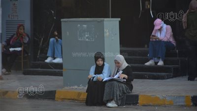 السيلفي والمراجعة النهائية، أبرز مشاهد طلاب الثانوية العامة قبل أداء آخر الامتحانات (صور)