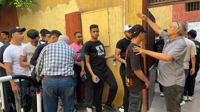 الثانوية العامة 2025، تفتيش الطلاب بالعصا الإلكترونية قبل دخول اللجان (فيديو وصور)