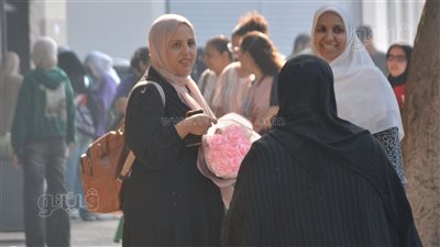 امتحانات الثانوية العامة 2025، ولية أمر تنتظر ابنتها بالورود أمام لجنة بالجيزة (صور)