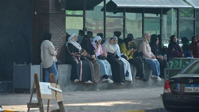 في توتر وترقب، انتظار أولياء أمور طلاب الثانوية العامة أمام لجان الامتحانات (صور)