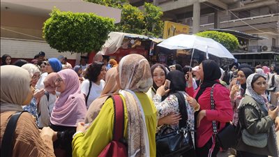 بالكراسي والشماسي، أولياء أمور طلاب الثانوية العامة ينتظرون أبناءهم أمام لجان الدقهلية (صور) 