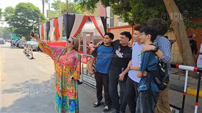 بالسيلفي والبالونات، أولياء الأمور يحتفلون مع طلاب الثانوية بعد انتهاء امتحان الاستاتيكا (فيديو وصور) 