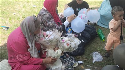 أهالي طلاب الثانوية العامة بالإسماعيلية ينتظرون أبناءهم أمام اللجان بباقات الورود والبلالين (فيديو وصور) 