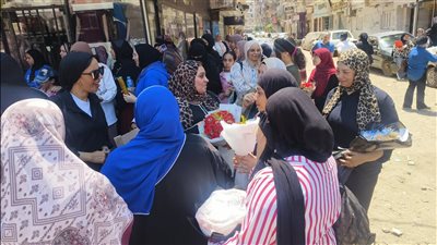 مهما كانت نتيجتك فخورة بيكي، أولياء الأمور يستقبلون أبنائهم بالورود أمام لجان الثانوية بالدقهلية (فيديو وصور)