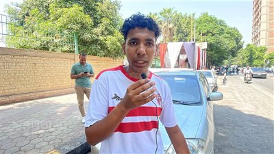 طالب بالثانوية العامة يحتفل بسهولة امتحان الفلسفة بتيشرت الزمالك: وش السعد (فيديو)