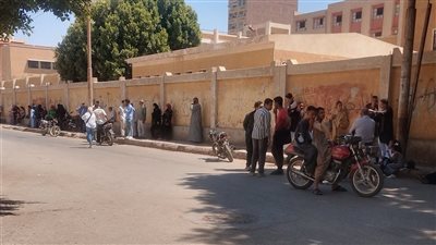 رغم ارتفاع درجة الحرارة، أولياء أمور طلاب الثانوية العامة ينتظرون أبناءهم أمام اللجان بنجع حمادي (صور)