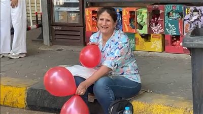 بالورود والبالونات، أولياء أمور طلاب علمي علوم وأدبي ينتظرون خروج أبنائهم من لجان الامتحانات (فيديو وصور)