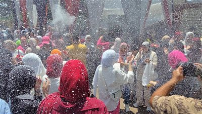 بالزغاريد والثلج، طالبات الثانوية العامة بالدقي يحتفلن بانتهاء الامتحانات (فيديو)